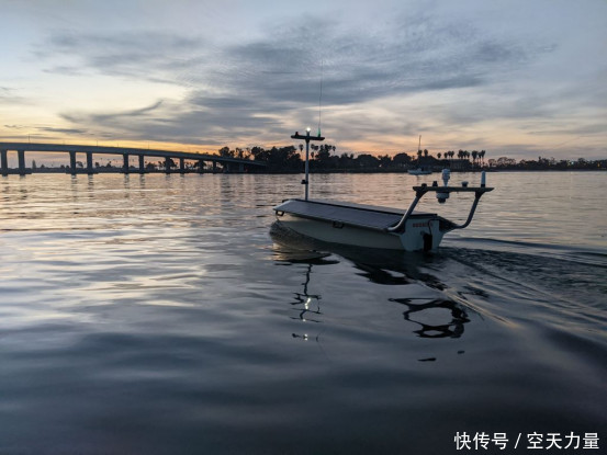 第二证券 美微型无人艇接近解放军航母编队，万吨大驱南昌舰全程跟踪！